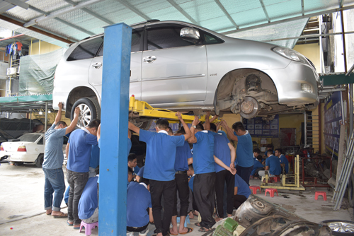 Học nghề sửa chữa ô tô hỗ trợ vừa học vừa làm
