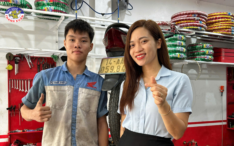 Đại diện Ban tuyển sinh Trường KTCN Thanh Xuân rạng rỡ "thả tim" bên cậu học trò cưng. Giờ đây em đã là một Kỹ thuật viên vững tay nghề, tự chủ cuộc sống.