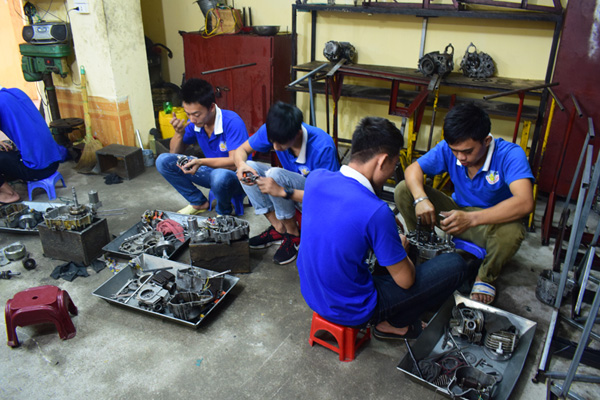 Học sửa chữa xe máy ở trường hay ở tiệm