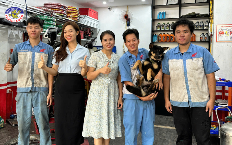Sự xuất hiện đáng yêu của chú cún nhỏ trong bức ảnh tập thể minh chứng cho một môi trường làm việc vui vẻ, anh em đồng nghiệp đoàn kết như một gia đình.